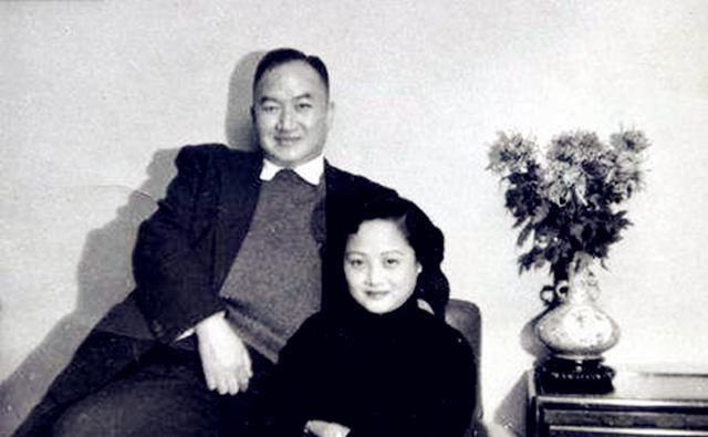 次子周伟呢,一直和母亲关系亲密,在他的印象中,小时候去精神病院看望