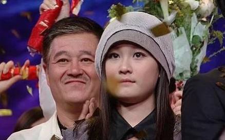 他也有两个女儿,分别是前妻葛淑珍所生的大女儿赵玉芳,当年离婚时赵