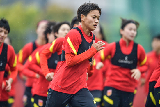中国女足的“胜利”应在场外：让更多女孩自由地去操场踢球