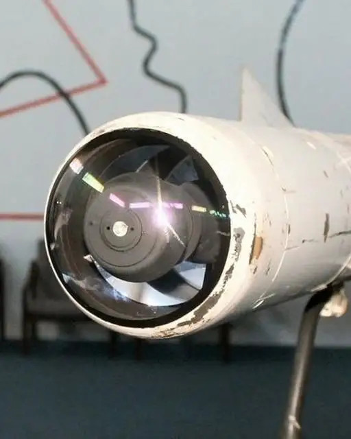 拿aim-9b来说,仅85公斤的弹体就集成了火箭发动机,弹翼,舵机,导引头