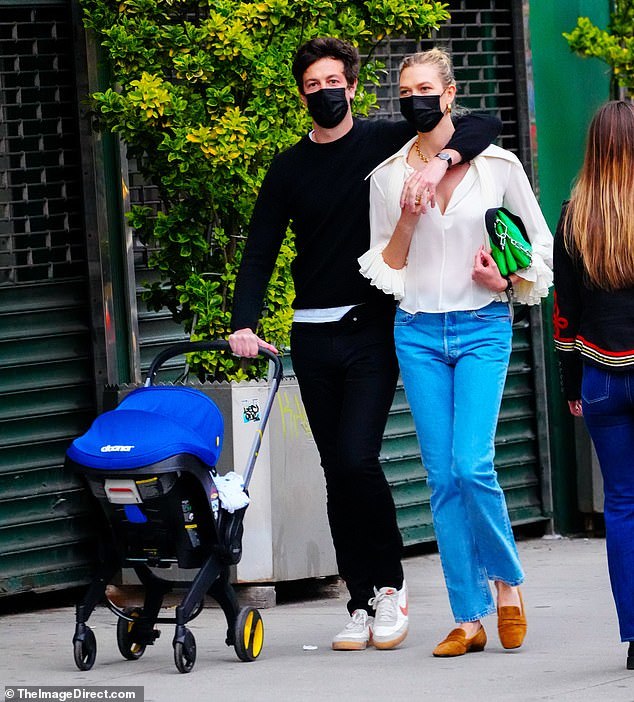 超模小kk穿薄纱衬衫遛娃未满月小腹极平坦被伊万卡小叔子环脖宠溺