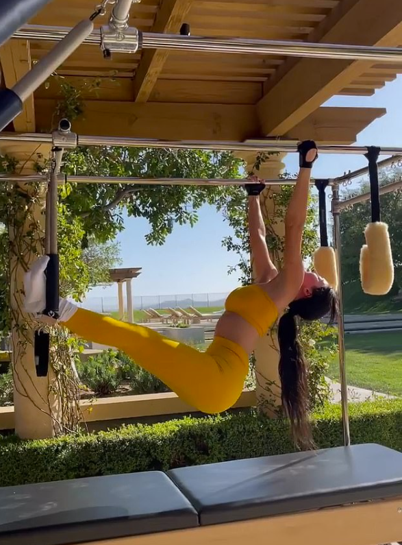 当然,凯莉很多时候都在晒自己在家健身的照片,但是这次却实户外普拉提