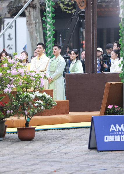 4月12日,《奔跑吧》在无锡录制路透曝光,兄弟团和嘉宾全员穿古装.