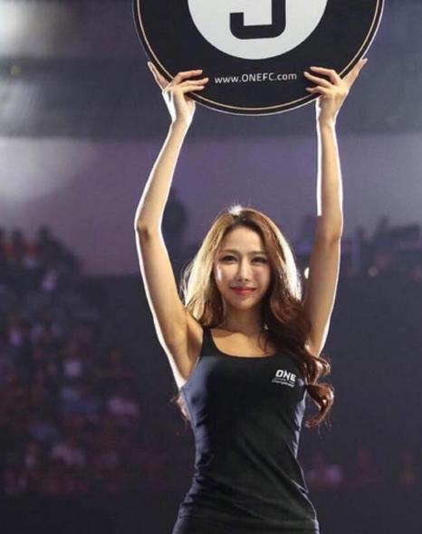 赛场举牌女郎火辣身材,惹火观众无心看赛,一项运动帮助大_腾讯新闻