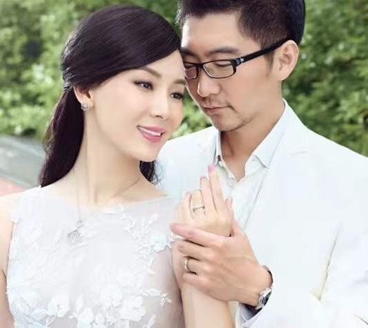 44岁陈数婚姻亮红灯?为继子不生孩子,现老公多次与同一女子外出