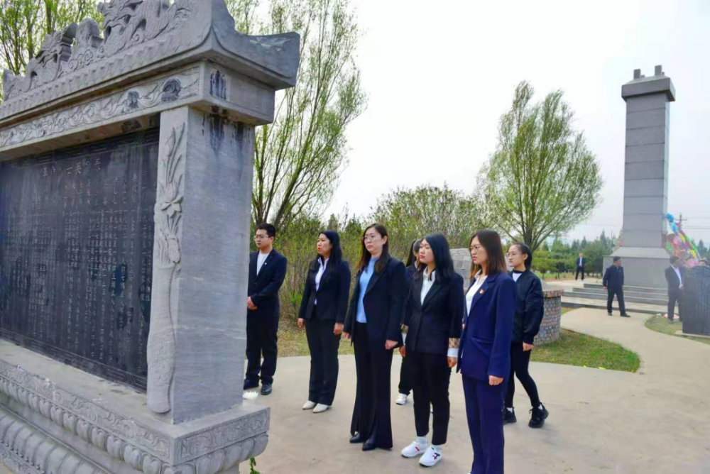 追思,深切缅怀革命先烈的崇高精神;敬献菊花,追忆历史,深情回顾梁树棠