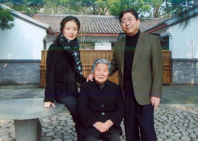 每年被3个以上谣言攻击文坛大师余秋雨再次发声只因一件事