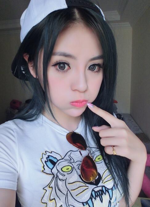 太离谱斗鱼女主播户外开播扭曲建筑却狡辩称这是当地特色