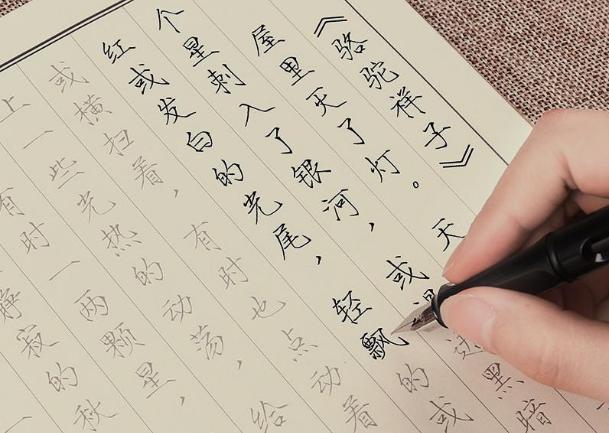 高中女生柚圆体走红字迹可爱风格治愈老师看后却头疼不已