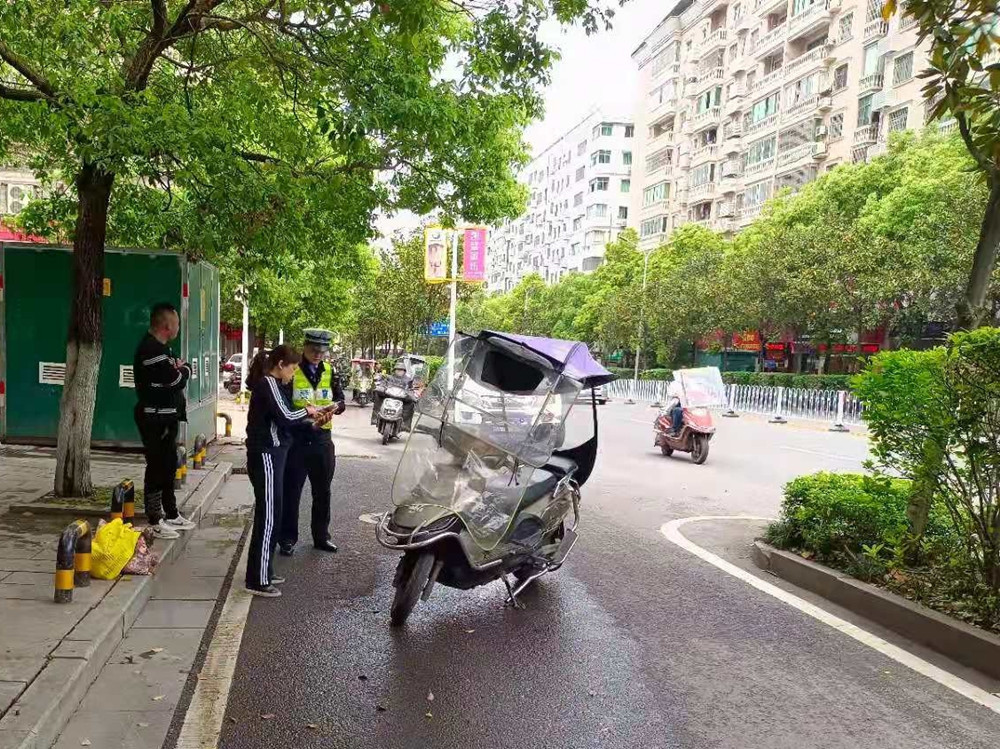 外賣小哥勸回肇事者_(dá)北京外賣小哥_kfc外賣小哥
