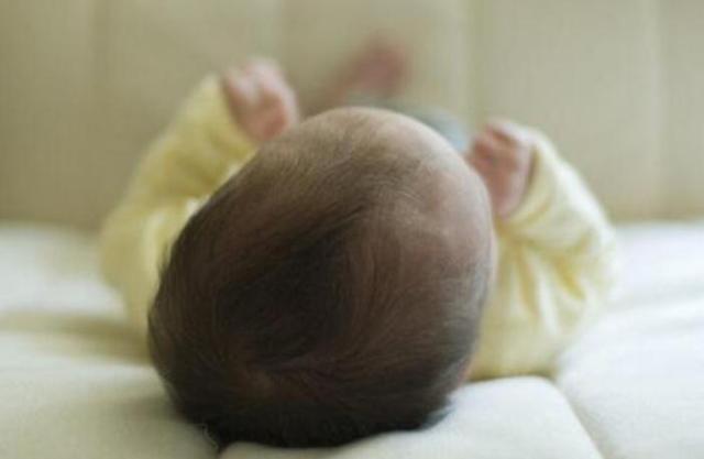 歪向一侧,主要有3个原因如若宝宝把头给睡偏了,家长应该在宝宝三个月