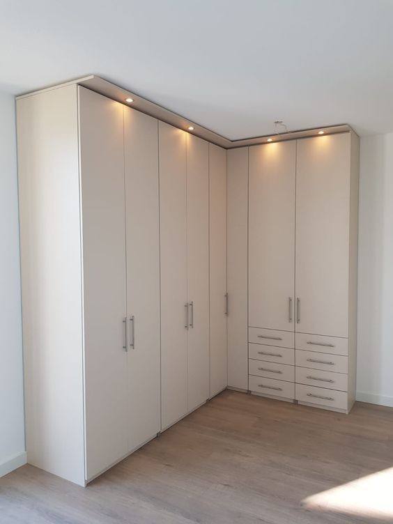 咱们一定不能错:方法一:转角直角走钝角l型衣柜转角走直角,很容易柜门