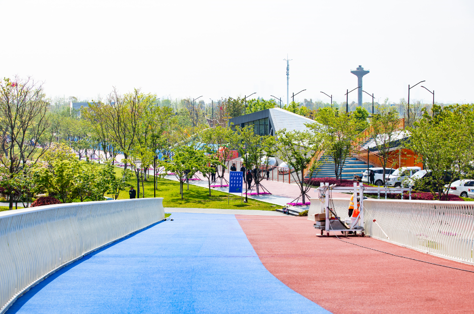 5公里,占地面积约88公顷,包含了启龙亲江乐园,飞龙丽景公园,龙德养生