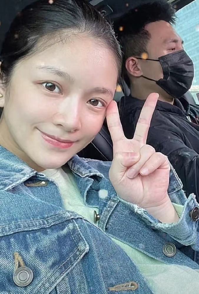 杜淳晋升为奶爸后父女首度同框低头哄女儿显慈爱王灿产后状态曝光