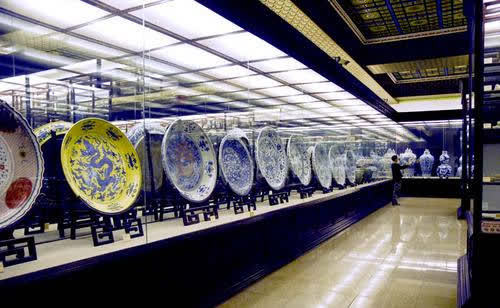 爱国华裔收藏家赵泰来将6万多件古董无偿捐给祖国价值数亿元