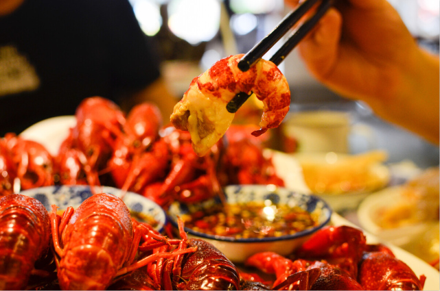 温泉酒店啤酒小龙虾越野赛车射击首届疯爆啤酒音乐节即将来袭