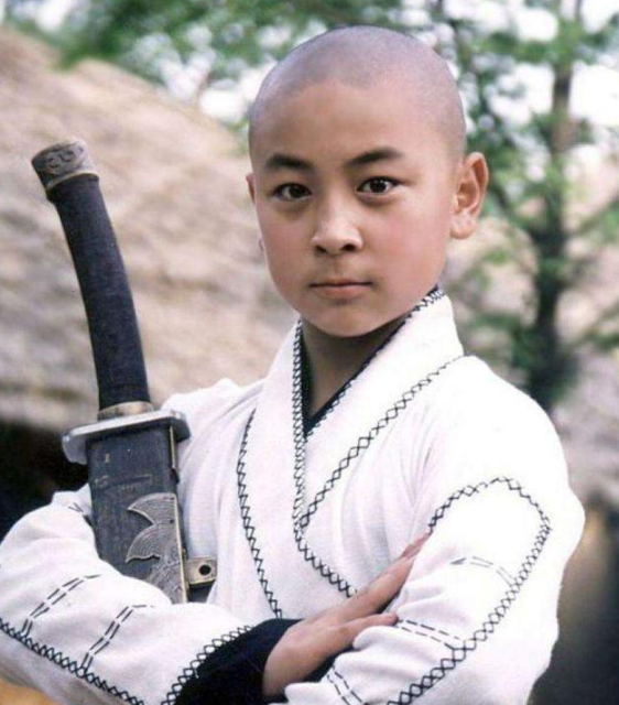 释小龙深夜乘百万豪车赶场带俩美女酒吧畅玩没戏拍仍生活奢侈