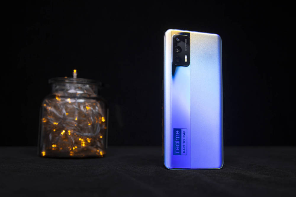 neo实拍)敢越级的幻想配色真我gt neo共推出了"最终幻想","极客银"和"