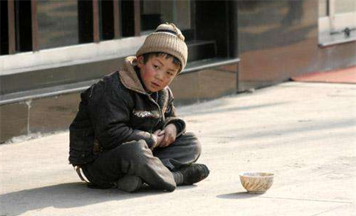 踩食物乞丐图片