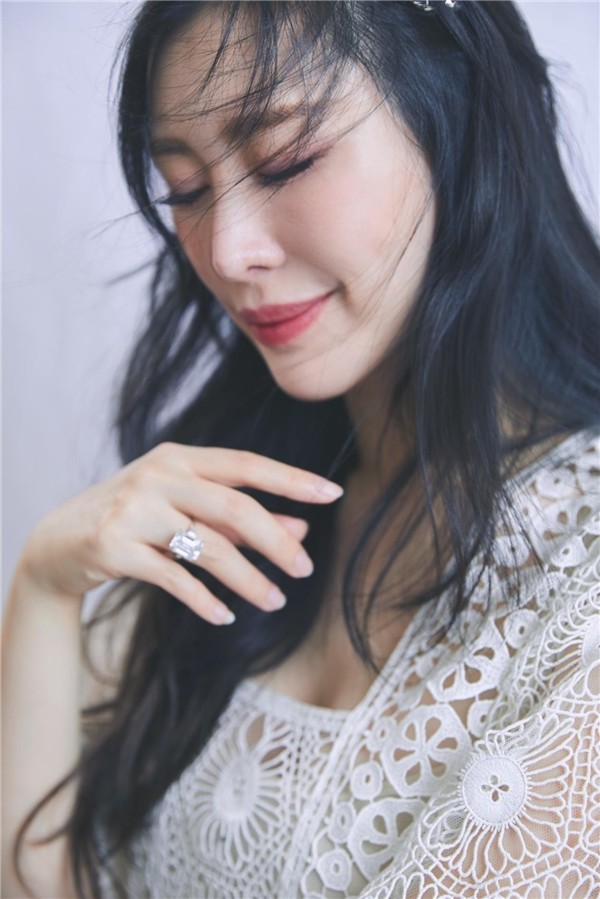 田朴珺惊艳亮相dior秋季成衣上海秀