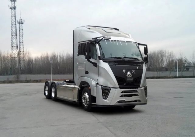 装潍柴15升天然气发动机重汽新黄河牵引车亮相新公告