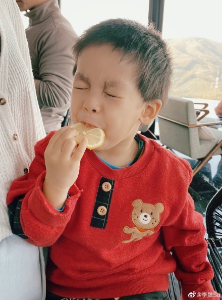 李晟晒儿子帅照,好看的肤色变白了,被夸超模宝贝