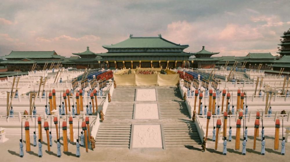 早春的汴京,春雨靡靡,远近混沌不开,若是站在远处一望,一座绿宫殿屋顶