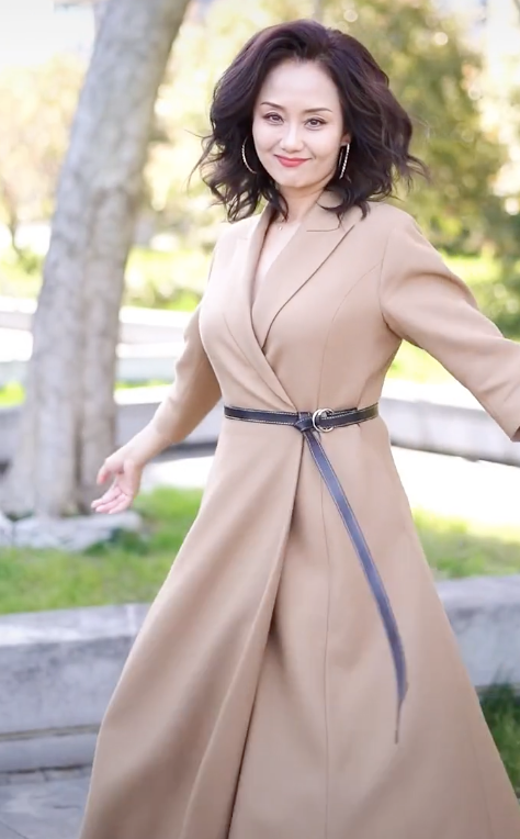 老戏骨李颖穿深v套装不显老,腰带勒出小蛮腰,跌倒在地双脚朝天