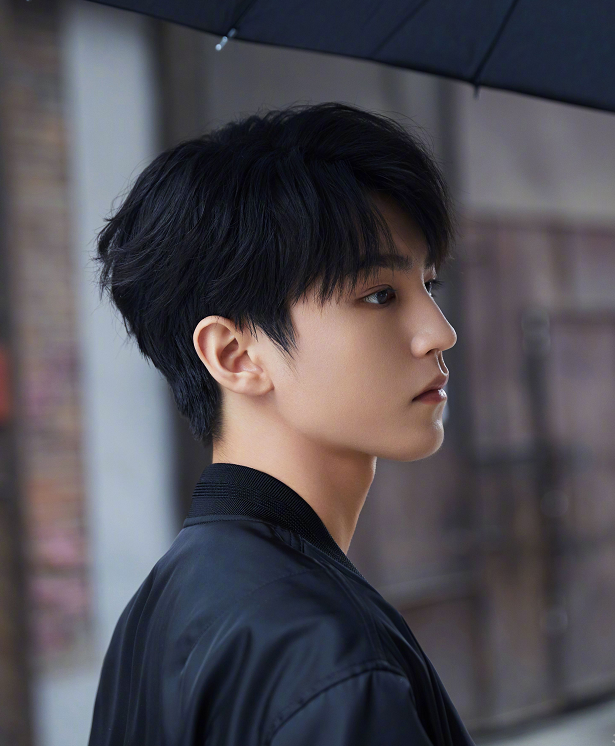 王俊凯对镜头卸妆擦脸意外暴露发际线看清后你可才21岁