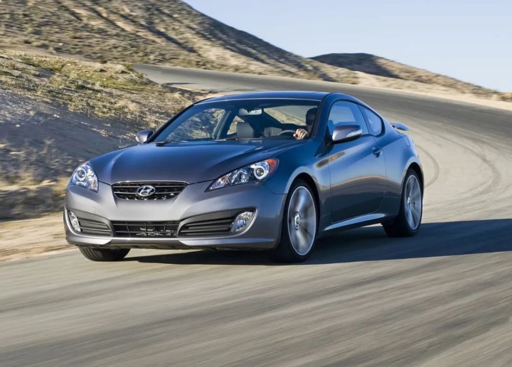 在十多年前,很多人都被一辆挂着现代车标的小跑车,这台来自韩国名为