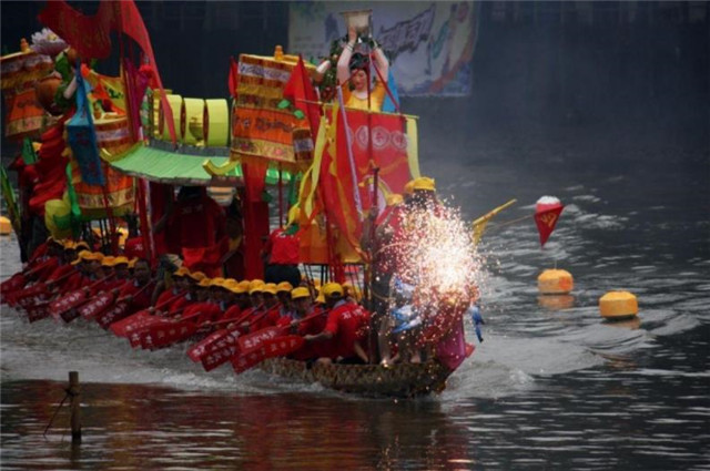 唐诗中唐朝上巳节的赛龙舟三月三日天清明两龙跃出浮水来