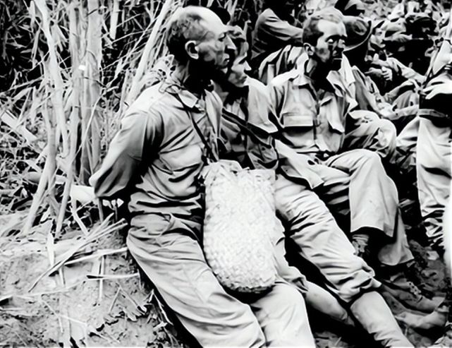 上图——二战中的美军战俘