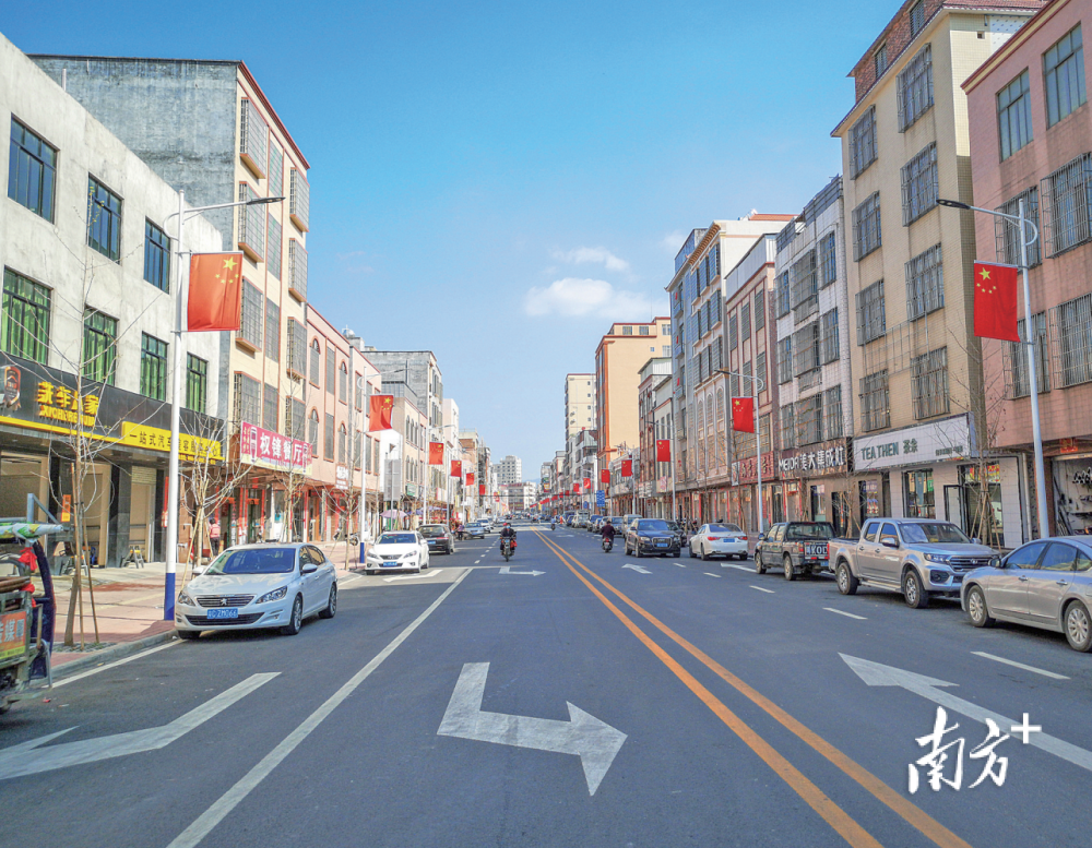 省报看电白干群齐聚力乡村焕新颜沙琅镇敲响乡村振兴大擂台战鼓