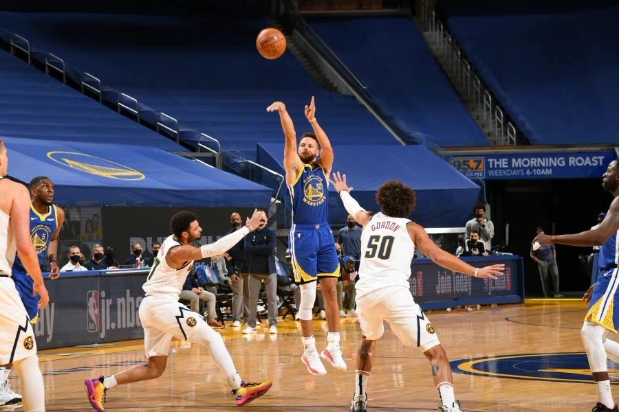 53分！库里打疯了！一战创7大纪录 成NBA历史第一人 还说他不行？