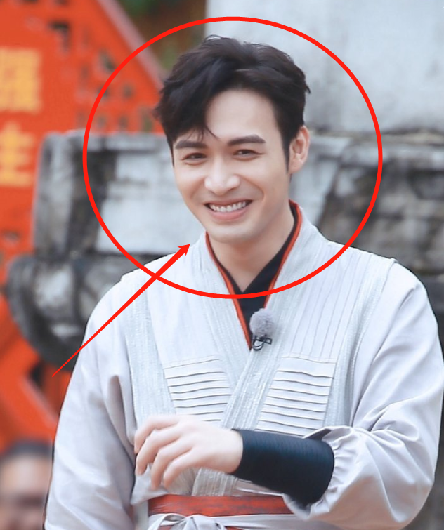 张彬彬参加跑男直播腿长被测量有106cm粉丝却直呼量矮了