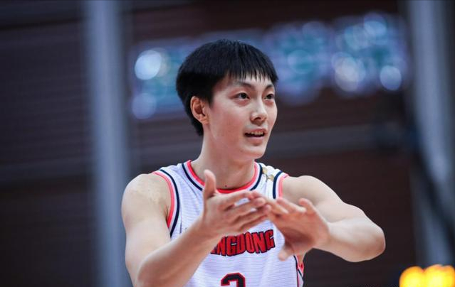 广东99年小将今夏留队,三分球命中率46%,杜锋拿他当宝