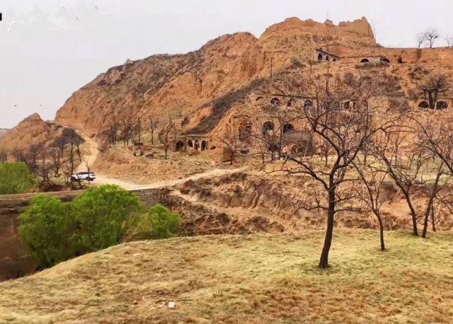 查看更多图片 >这是一处距离平遥古城不远的村落,名为婴溪村
