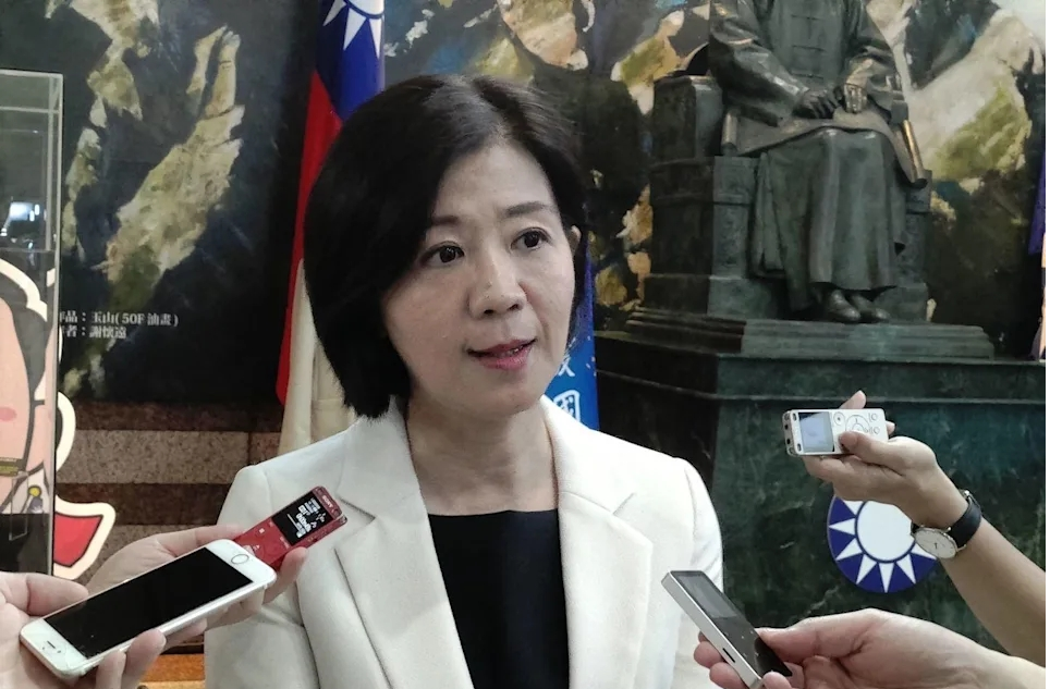 国民党今(13日)召开记者会,文传会主委王育敏表示,到底"行政院"的"谁"