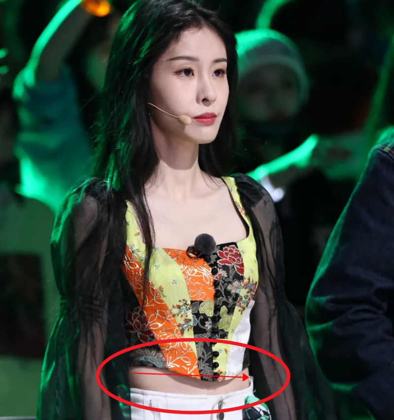 张碧晨风波后上综艺,身材依旧纤细,坐下后肚子却暴露当妈的印记_腾讯