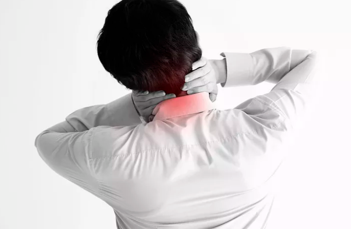 30岁男子长期伏案工作致脖子僵硬专家落枕不仅仅是睡姿的问题