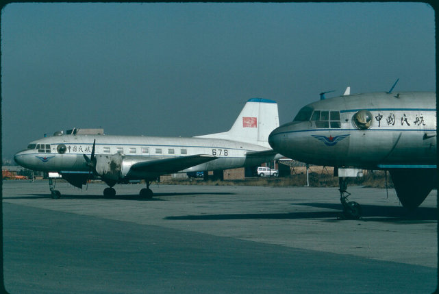 老照片封存在山西机场的苏联产伊尔14客机