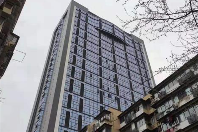 这栋楼就在武汉的"金石大厦",它在当地还是特别有名的,毕竟从建造到