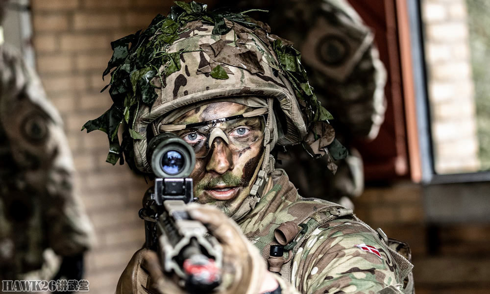 丹麦陆军城市作战演习全员配备瞄准镜中口径机枪伴随步兵行动