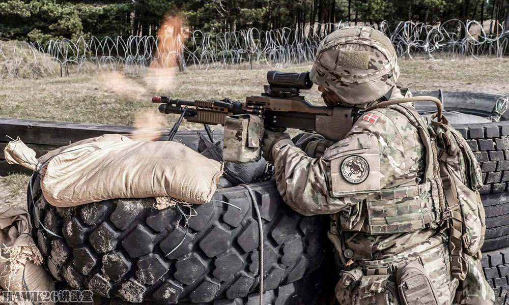 丹麦陆军城市作战演习全员配备瞄准镜中口径机枪伴随步兵行动