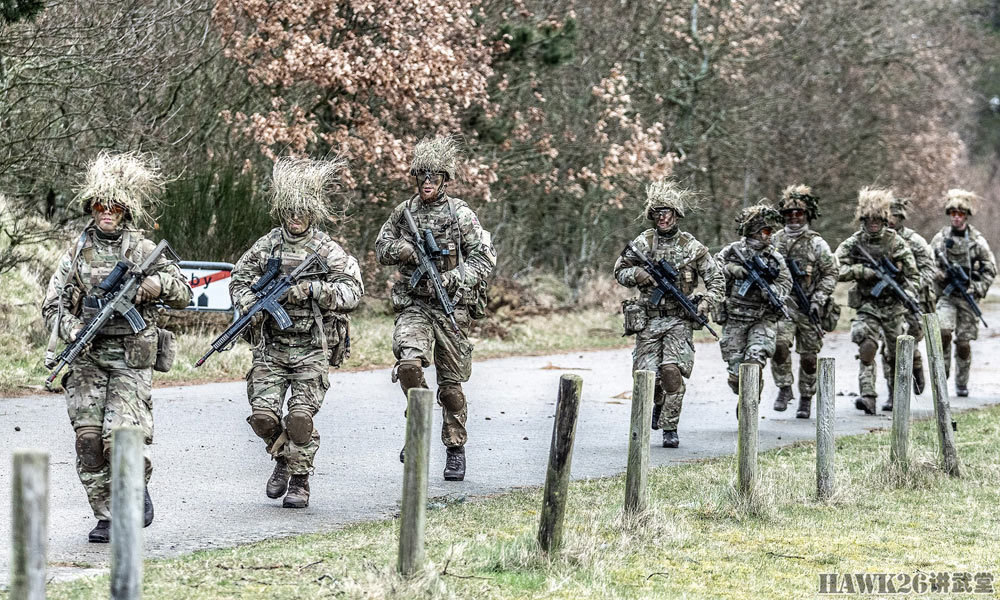 丹麦陆军城市作战演习全员配备瞄准镜中口径机枪伴随步兵行动