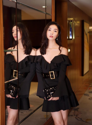 赵薇深夜造访好友齐溪,醉酒后先摔倒在路边,对齐溪又搂又亲