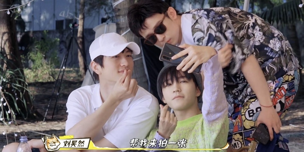 王俊凯晒高反照片易烊千玺粉丝吐槽卖惨蹭热度三小只真的散了