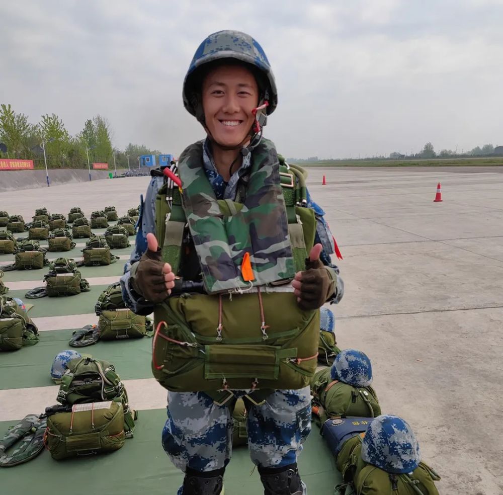 张天佐在进行跳伞训练▲张天佑(左)在进行队列训练张天齐训练刻苦