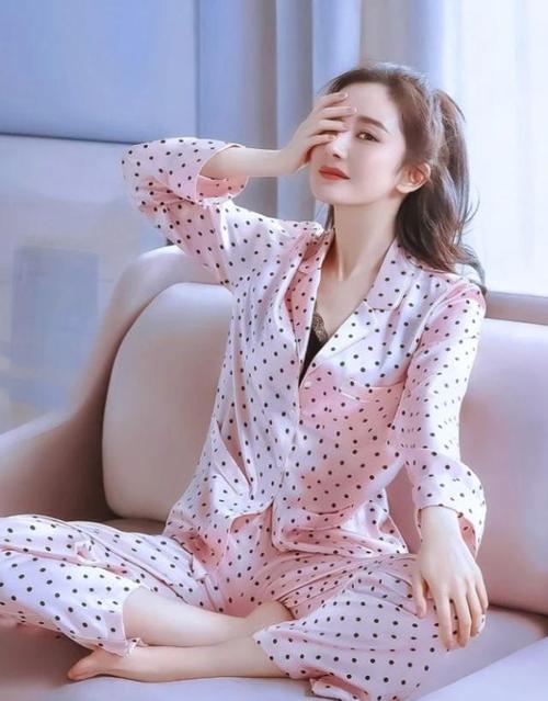 杨幂终于熟了穿睡衣丰满热辣为蔡徐坤新歌打call