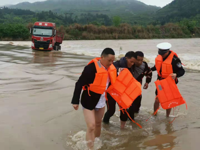 溆浦两司机被洪水围困,交警涉水救援|溆浦县|低庄镇